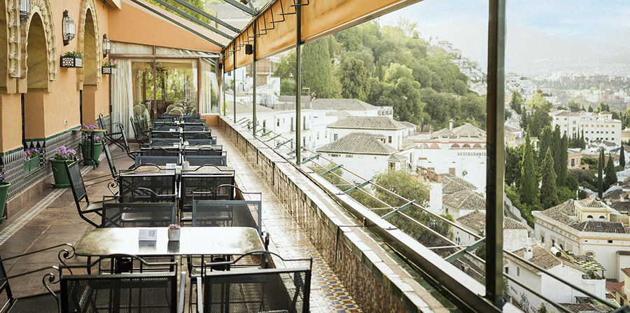 Una terraza centenaria… ¡para enamorarse de Granada!